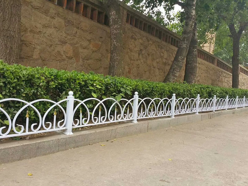 U型草坪護欄圖片